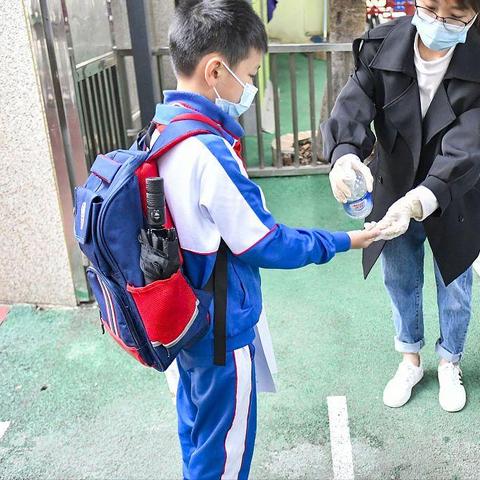 上海多地调整为中风险地区︰(上海定为中风险区吗?)