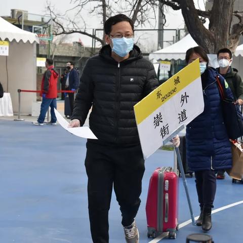 「低风险地区返京不再隔离14天」〃低风险地区返北京的,都不需要隔离