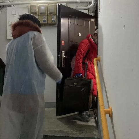 「低风险地区返京不再隔离14天」〃低风险地区返北京的,都不需要隔离